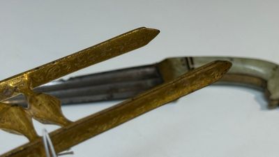 A collection of three daggers decorated with jade, silver and gold and an Indian mogul sword, India, 17/19th C. — foto 71