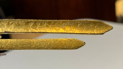 A collection of three daggers decorated with jade, silver and gold and an Indian mogul sword, India, 17/19th C. — foto 72
