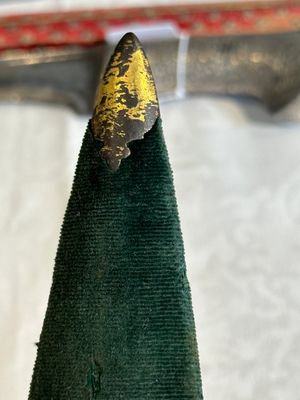 A collection of three daggers decorated with jade, silver and gold and an Indian mogul sword, India, 17/19th C. — foto 9