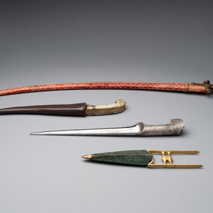 A collection of three daggers decorated with jade, silver and gold and an Indian mogul sword, India, 17/19th C. — foto 1