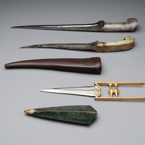 A collection of three daggers decorated with jade, silver and gold and an Indian mogul sword, India, 17/19th C. — foto 4