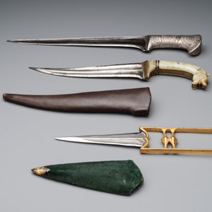 A collection of three daggers decorated with jade, silver and gold and an Indian mogul sword, India, 17/19th C. — foto 5