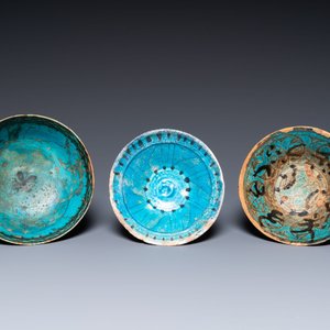 A collection of three turquoise-glazed bowls and two dishes, Middle-East, a.o. Kubachi, 13th C. and later — photo 8