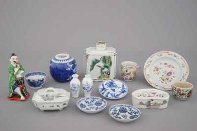A collection of various Chinese porcelain objects, 19/20th C.