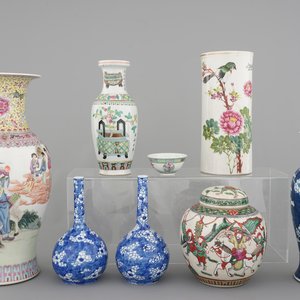 A collection of various Chinese porcelain vases, 19/20th C. — foto 1