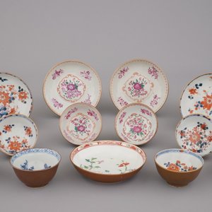 A collection of various cups and saucers in Imari and famille rose palette, 18th C. — 照片 1