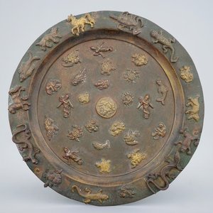 A copper alloy Buddhist alms tripod dish with applied animals, Asia, 19/20th C. — 照片 1