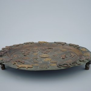 A copper alloy Buddhist alms tripod dish with applied animals, Asia, 19/20th C. — 照片 2