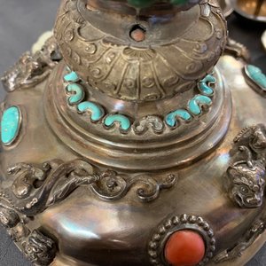 A coral and turquoise-inlaid silver and jade candlestick, China or Tibet, 18/19th C. — 照片 12