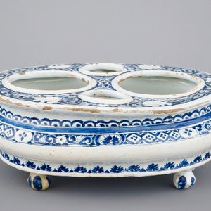 A cruet stand, blue and white Rouen pottery, 18th C. — 照片 1