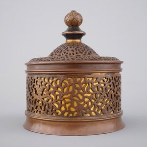 A cylindrical brass and bronze box and cover, 16/17th C., probably Venice — photo 4