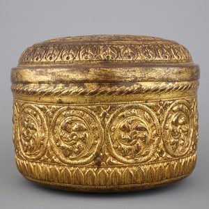 A cylindrical brass box and cover, 16/17th C., probably Nuremberg — photo 2
