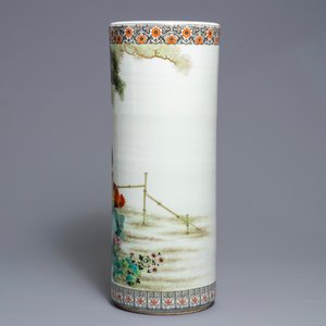A cylindrical Chinese famille rose vase with roosters, Republic, 20th C. — photo 4