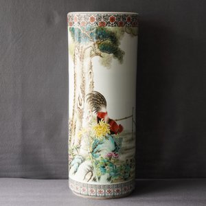 A cylindrical Chinese famille rose vase with roosters, Republic, 20th C. — photo 7