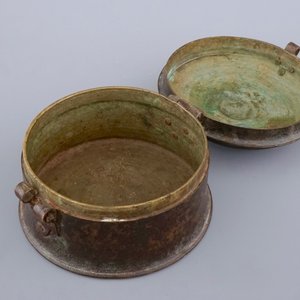 A cylindrical partly gilt box and cover, 16/17th C. — 照片 2