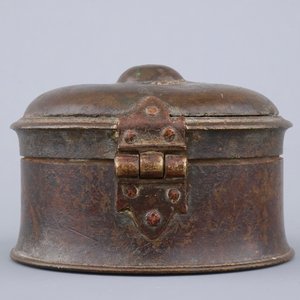 A cylindrical partly gilt box and cover, 16/17th C. — 照片 4