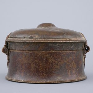 A cylindrical partly gilt box and cover, 16/17th C. — 照片 5