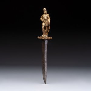 A dagger representing a Cossack escorting the emperor (tsar’s convoy), lenticular-section blade with central groove, 19th C. — 照片 1