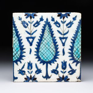 A Damascus pottery tile with stylised floral design, 19th C. — 照片 1