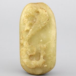 A dark celadon jade pendant with floral carving, 19/20th C. — 照片 1