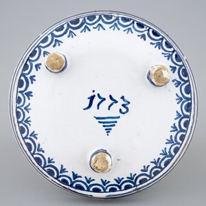 A dated blue and white salver with a tea drinking scene, Harlingen, Friesland, 1775 — photo 2