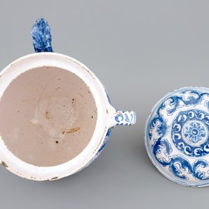 A dated blue and white spouted bowl with biblical scenes, Harlingen, Friesland, 1718 — 照片 2