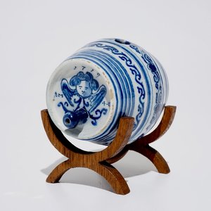 A dated Dutch Delft blue and white barrel-shaped gin flask, 1719 — 照片 1