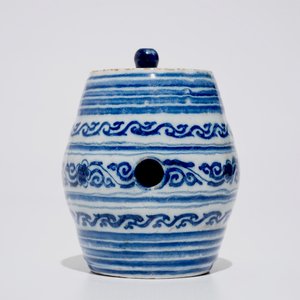 A dated Dutch Delft blue and white barrel-shaped gin flask, 1719 — 照片 6