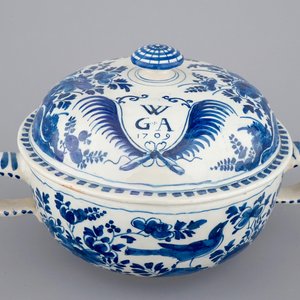 A dated Dutch Delft blue and white round bowl with cover for spiced wine, ca. 1709 — 照片 1