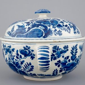 A dated Dutch Delft blue and white round bowl with cover for spiced wine, ca. 1709 — 照片 3