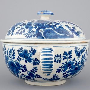 A dated Dutch Delft blue and white round bowl with cover for spiced wine, ca. 1709 — 照片 5