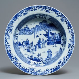A deep Chinese blue and white dish with figures in a garden, Yongzheng — photo 1