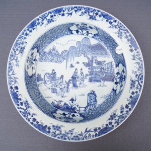 A deep Chinese blue and white dish with figures in a garden, Yongzheng — photo 3