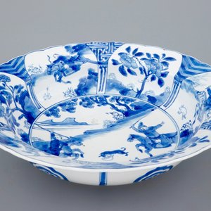 A deep Chinese blue and white plate with a battle scene on horseback, Kangxi — 照片 2