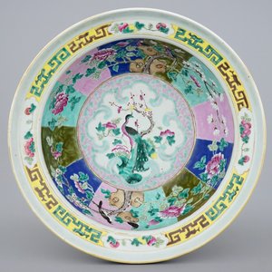 A deep Chinese famille rose Straits porcelain bowl, 19th C. — 照片 1