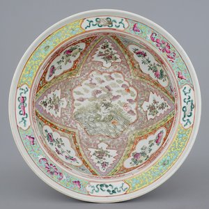 A deep Chinese famille rose Straits porcelain bowl, 19th C. — photo 1