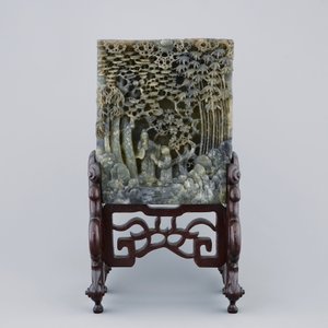 A deeply carved Chinese imitation-jade soapstone table screen, 19/20th C. — photo 6