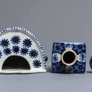 A Delft-style blue and white covered tea caddy and a wall vase, France, 19th C. — photo 5