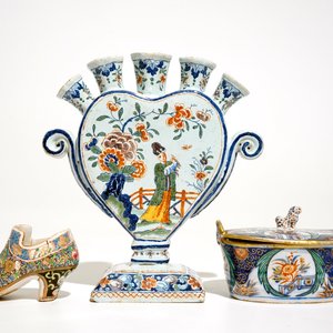 A Delft style heart-shaped tulip vase, a shoe and a butter tub, France, 19th C. — photo 4