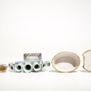 A Delft style heart-shaped tulip vase, a shoe and a butter tub, France, 19th C. — photo 7
