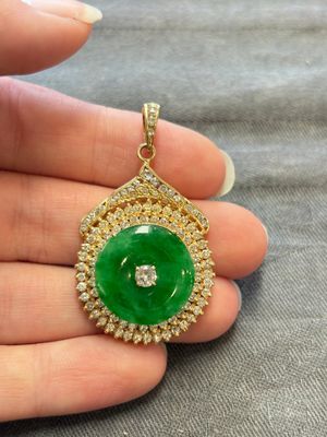 A diamond- and jadeite-inlaid gold pendant, 20th C. — photo 1