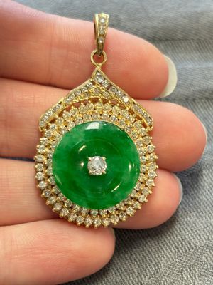 A diamond- and jadeite-inlaid gold pendant, 20th C. — photo 2