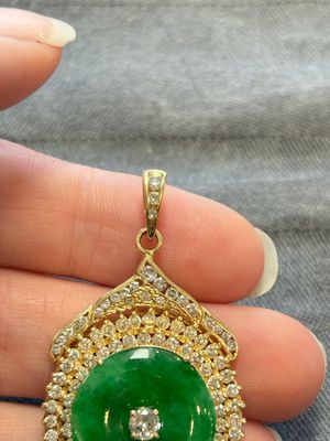 A diamond- and jadeite-inlaid gold pendant, 20th C. — photo 3