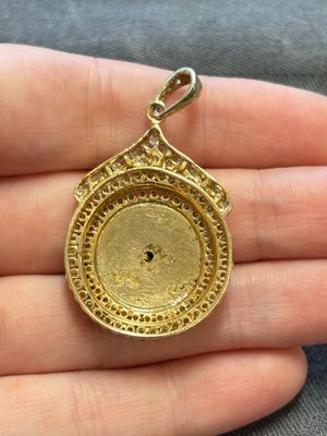 A diamond- and jadeite-inlaid gold pendant, 20th C. — photo 4