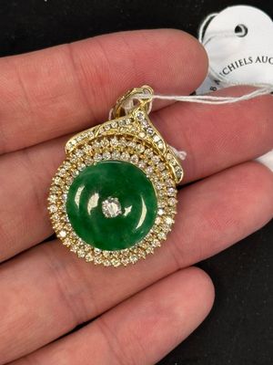 A diamond- and jadeite-inlaid gold pendant, 20th C. — photo 5
