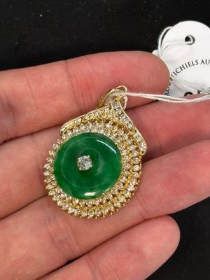 A diamond- and jadeite-inlaid gold pendant, 20th C. — photo 6