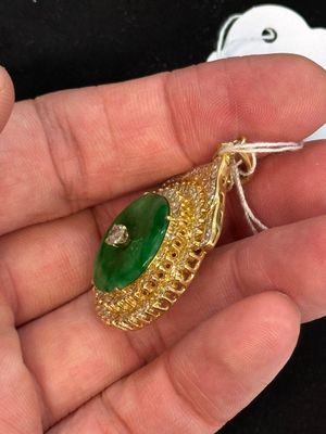 A diamond- and jadeite-inlaid gold pendant, 20th C. — photo 7