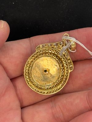 A diamond- and jadeite-inlaid gold pendant, 20th C. — photo 8