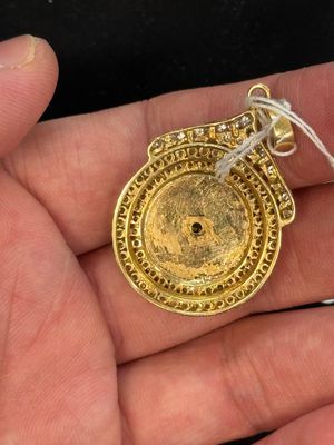A diamond- and jadeite-inlaid gold pendant, 20th C. — photo 9