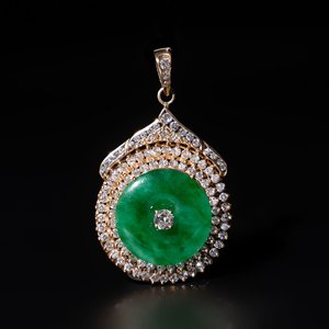 A diamond- and jadeite-inlaid gold pendant, 20th C. — photo 1